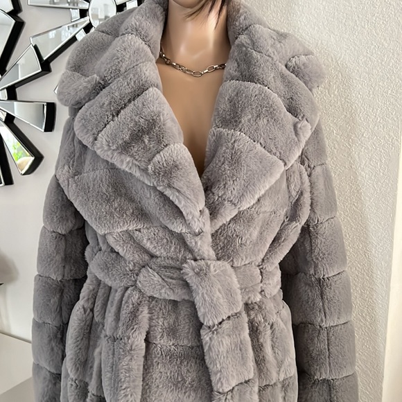 NWT (KENNETH Cole) long Faux coat size XS in very light gray - Picture 7 of 13